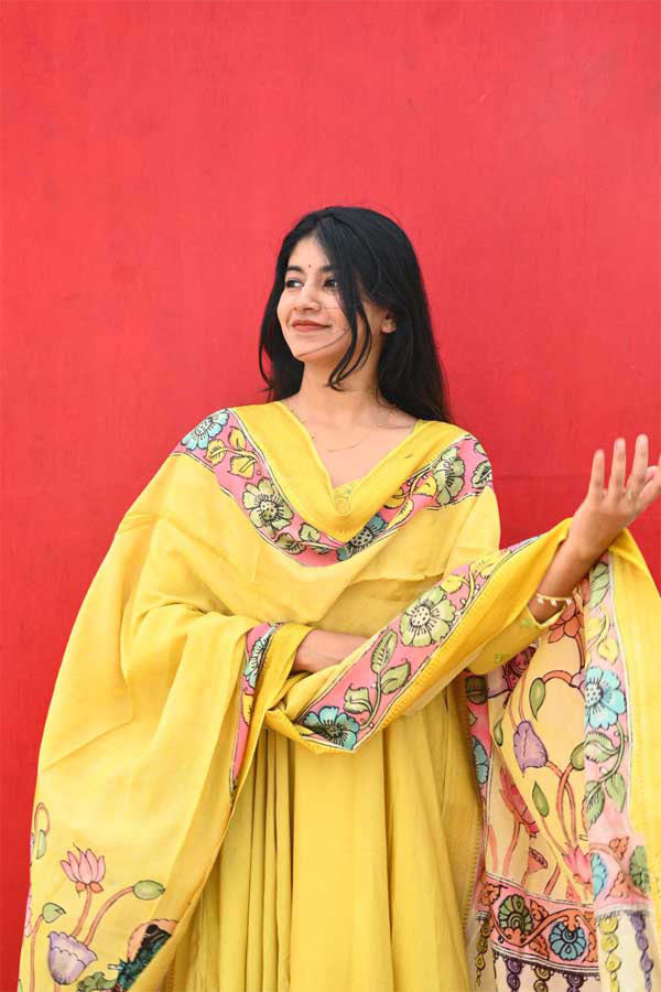 Manjal Veyil, With a Twist